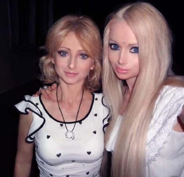 Gặp gia đ&igrave;nh b&uacute;p b&ecirc; sống Valeria Lukyanova 3