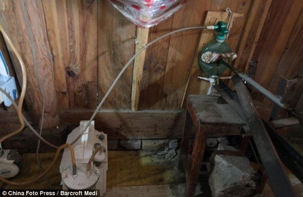 Cảm động gia đ&igrave;nh tự chế m&aacute;y thở cứu con 6