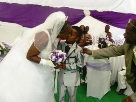 Sốc chuyện cụ b&agrave; 61 &ldquo;kết h&ocirc;n&rdquo; với cậu b&eacute; 8 tuổi 1