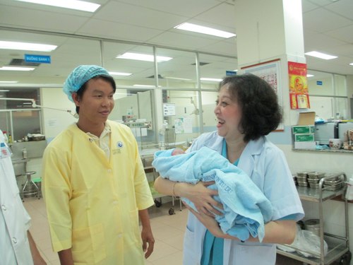 Những em b&eacute; ch&agrave;o đời v&agrave;o thời khắc giao thừa 3