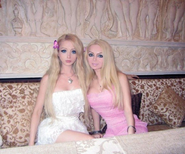Gặp gia đ&igrave;nh b&uacute;p b&ecirc; sống Valeria Lukyanova 14