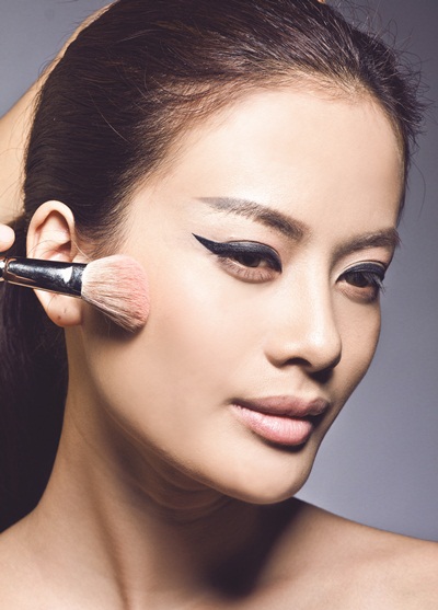 Trang điểm "kh&ocirc;ng son đỏ" nhanh gọn cho Valentine quyến rũ 5