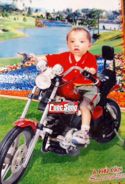 Bố mẹ mải bắt trăn, bỏ qu&ecirc;n 2 con giữa rừng thẳm 3