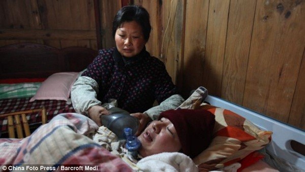 Cảm động gia đ&igrave;nh tự chế m&aacute;y thở cứu con 3