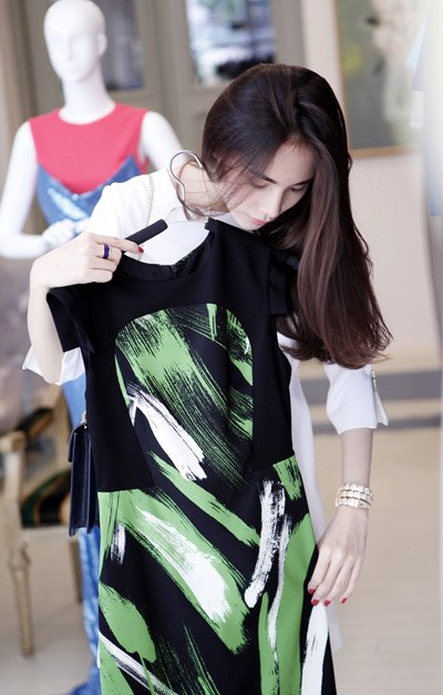 Thủy Ti&ecirc;n khoe th&acirc;n h&igrave;nh thon gọn sau khi sinh 6