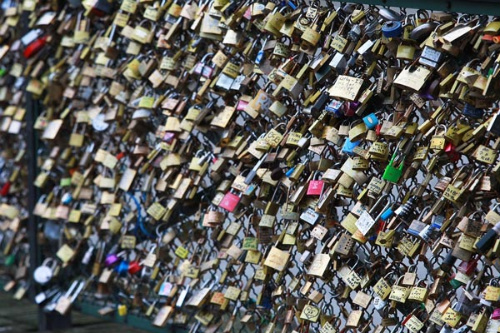 Độc đ&aacute;o c&acirc;y cầu ngh&igrave;n kh&oacute;a thơ mộng nhất Paris 8