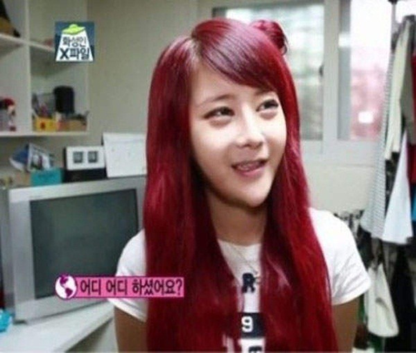 3 c&ocirc; g&aacute;i cằm nhọn hoắt, mắt to đ&ugrave;ng kỳ dị 10