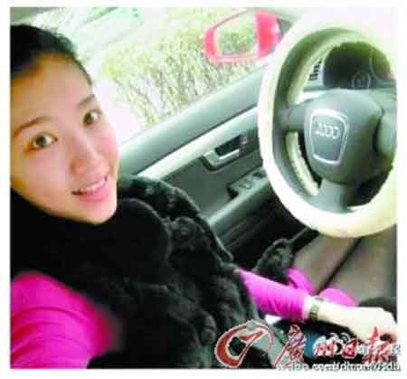 "Ch&acirc;n d&agrave;i" g&acirc;y sốc v&igrave; khoe... tiền v&agrave; da thịt 5