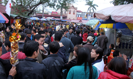 Sư giả, ăn xin &ldquo;bủa v&acirc;y&rdquo; Phủ Dầy 1