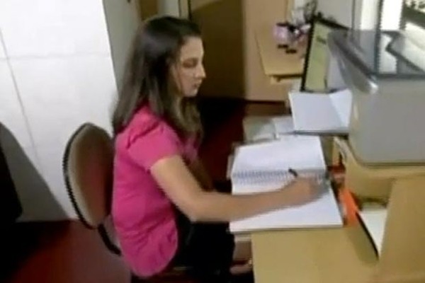 C&ocirc; g&aacute;i sinh ra kh&ocirc;ng c&oacute;... lưỡi 3