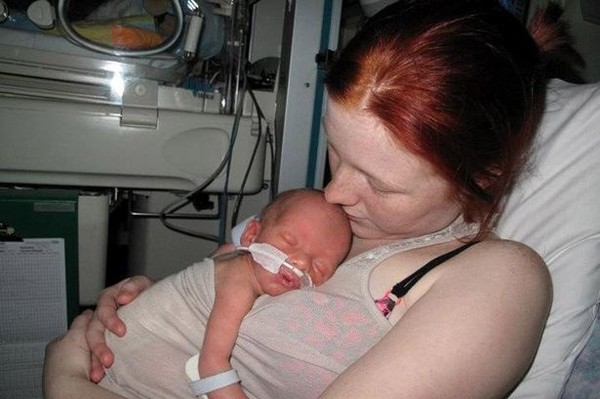 Cho&aacute;ng với kỷ lục của những b&agrave; mẹ mắn đẻ  22