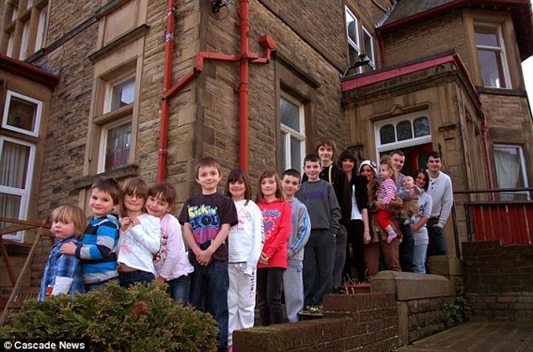 Cho&aacute;ng với kỷ lục của những b&agrave; mẹ mắn đẻ  3