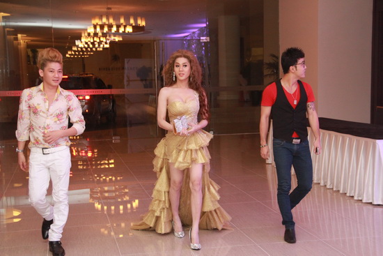 Khanh Chi L&acirc;m c&ocirc;ng khai người y&ecirc;u v&agrave; nhẫn đ&iacute;nh h&ocirc;n "khủng" 1