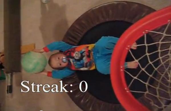 Cư d&acirc;n mạng ph&aacute;t sốt với "thần đồng b&oacute;ng rổ 2 tuổi" 3