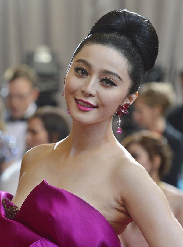 Phạm Băng Băng "lộ" sẹo dao k&eacute;o & dấu hiệu tuổi t&aacute;c tr&ecirc;n thảm đỏ Oscar 2