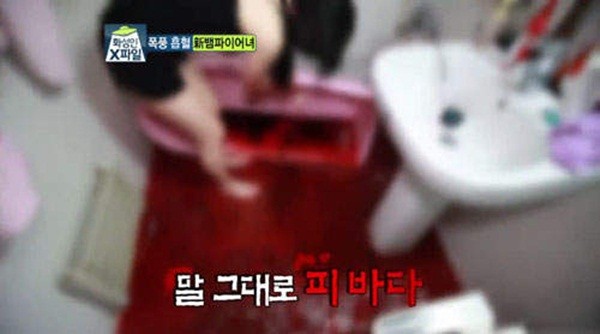 2 người đẹp H&agrave;n uống m&aacute;u tươi như ma c&agrave; rồng 13