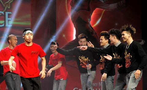 Hồ Ngọc H&agrave; so vai trần với Th&aacute;i Y L&acirc;m 9