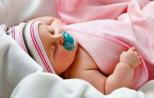 Trẻ mắc đủ thứ bệnh v&igrave; nghiện n&uacute;m v&uacute; giả 2