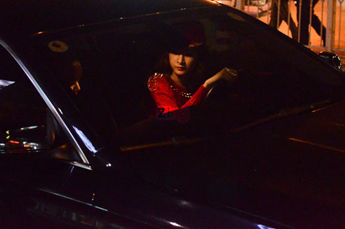 Angela Phương Trinh l&aacute;i xế hộp 2 tỷ mới tậu đi ăn kem 1