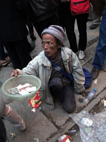 Sư giả, ăn xin &ldquo;bủa v&acirc;y&rdquo; Phủ Dầy 22