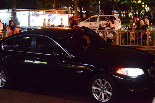 Angela Phương Trinh l&aacute;i xế hộp 2 tỷ mới tậu đi ăn kem 5