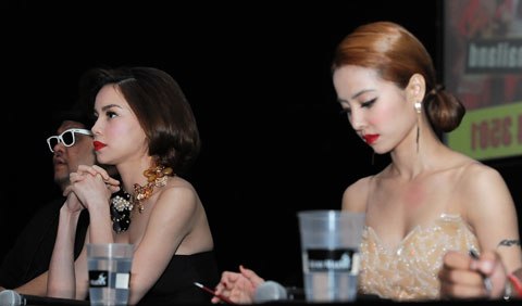 Hồ Ngọc H&agrave; so vai trần với Th&aacute;i Y L&acirc;m 2