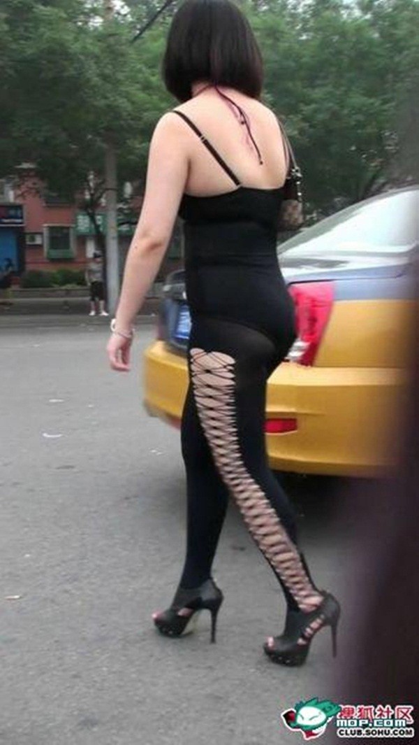 Cho&aacute;ng với những bộ trang phục ra phố của c&aacute;c người đẹp 12