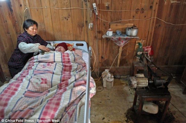 Cảm động gia đ&igrave;nh tự chế m&aacute;y thở cứu con 4