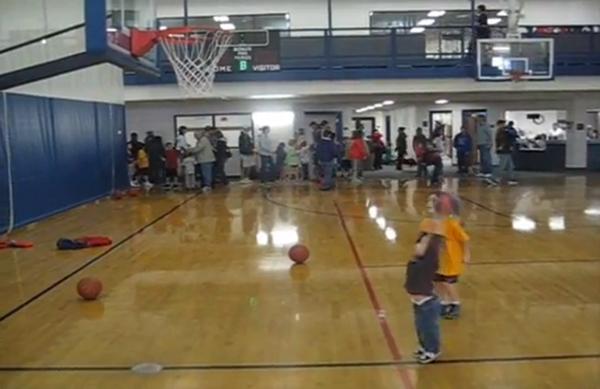 Cư d&acirc;n mạng ph&aacute;t sốt với "thần đồng b&oacute;ng rổ 2 tuổi" 4