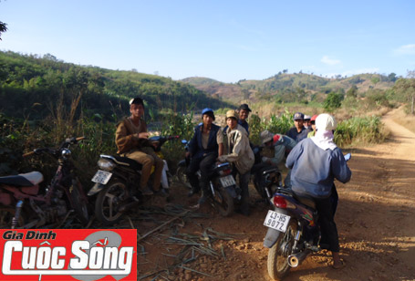 Bố mẹ mải bắt trăn, bỏ qu&ecirc;n 2 con giữa rừng thẳm 2