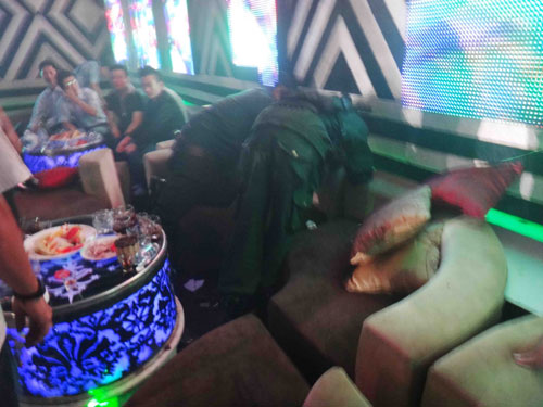 H&agrave;ng trăm cảnh s&aacute;t kiểm tra vũ trường Diamond 5