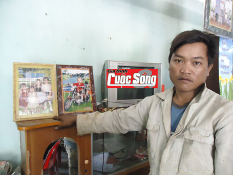 Bố mẹ mải bắt trăn, bỏ qu&ecirc;n 2 con giữa rừng thẳm 1