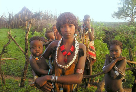 Kỳ lạ tập tục h&ocirc;n nh&acirc;n 1 vợ 3 chồng 4