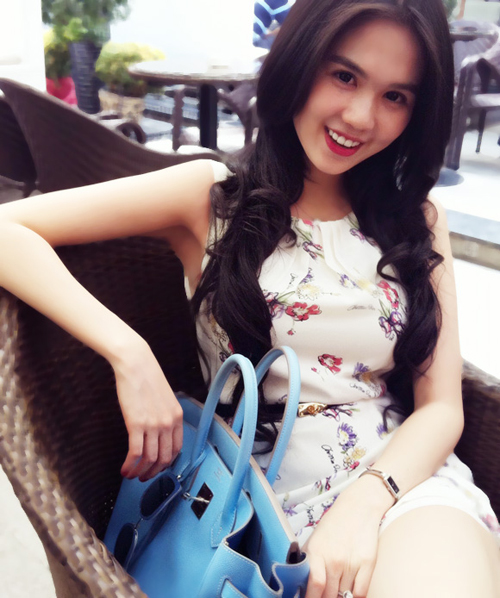 Ngọc Trinh g&acirc;y cho&aacute;ng khi xuất hiện với t&uacute;i nửa tỷ đồng 11