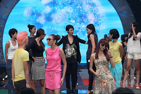 Tr&uacute;c Diễm tập bay, Ho&agrave;ng Th&ugrave;y lộ mặt mụn tập dượt chương tr&igrave;nh 16