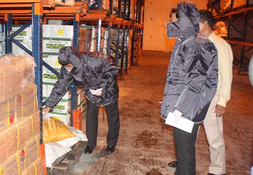 Thực phẩm hết hạn "tấn c&ocirc;ng" Tết 4