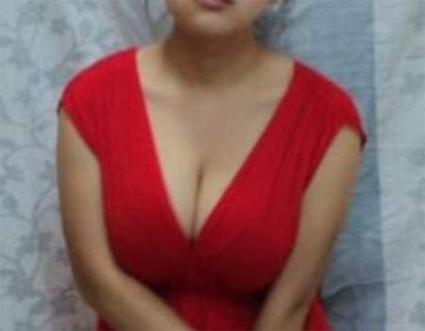 Sốc với bộ ngực "khổng lồ" của b&eacute; g&aacute;i 11 tuổi 1