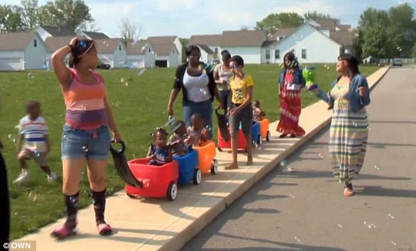 Cho&aacute;ng với kỷ lục của những b&agrave; mẹ mắn đẻ  12