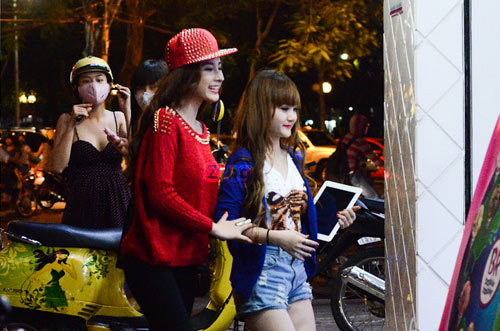 Angela Phương Trinh l&aacute;i xế hộp 2 tỷ mới tậu đi ăn kem 8