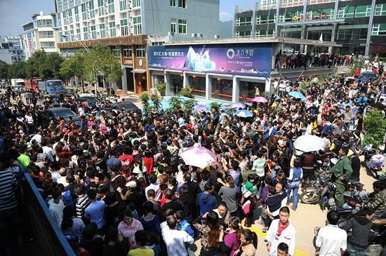 3 đ&aacute;m cưới đồng t&iacute;nh g&acirc;y "n&aacute;o loạn" Trung Quốc 18