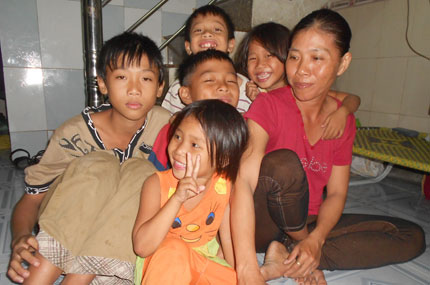 Gia đ&igrave;nh sống bằng nghề... nhặt đinh 2