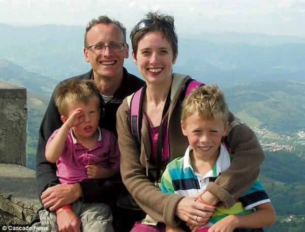 Cậu b&eacute; c&oacute; khu&ocirc;n mặt... kh&ocirc;ng cảm x&uacute;c 4