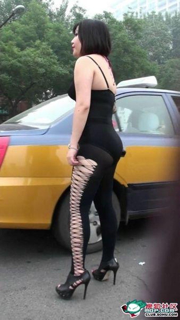 Cho&aacute;ng với những bộ trang phục ra phố của c&aacute;c người đẹp 10