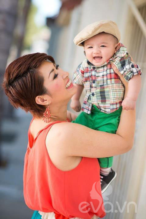 Hồng Nhung rạng rỡ khoe con trai 1 tuổi 5