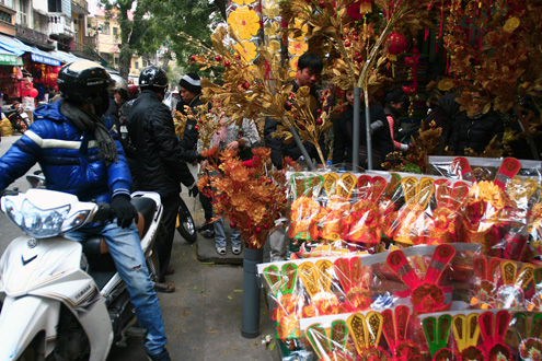 Gi&aacute; đồ v&agrave;ng m&atilde; tiễn &ocirc;ng C&ocirc;ng, &ocirc;ng T&aacute;o tăng nhẹ 1