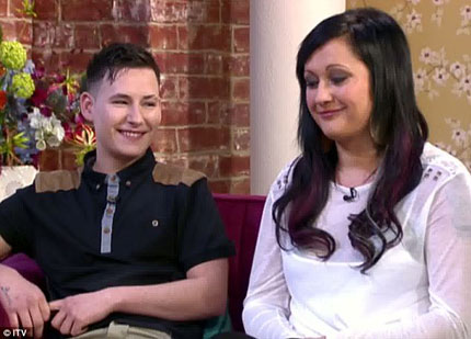 Nữ chuyển giới th&agrave;nh nam để đ&iacute;nh h&ocirc;n với bạn mẹ 2