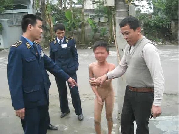 Sốc với c&aacute;c kiểu lột truồng để... dạy dỗ con 1