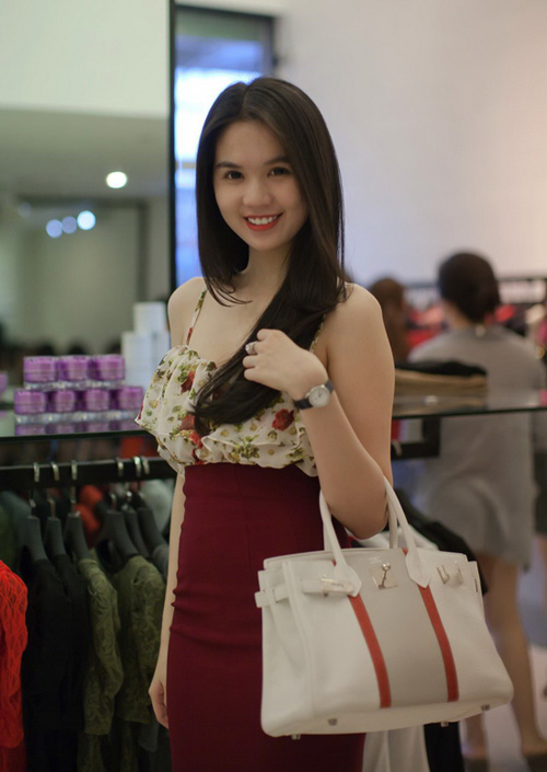 Ngọc Trinh g&acirc;y cho&aacute;ng khi xuất hiện với t&uacute;i nửa tỷ đồng 1