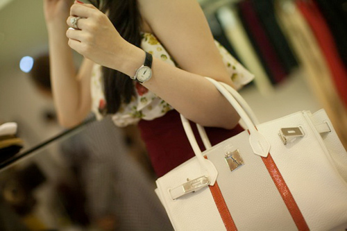 Ngọc Trinh g&acirc;y cho&aacute;ng khi xuất hiện với t&uacute;i nửa tỷ đồng 5