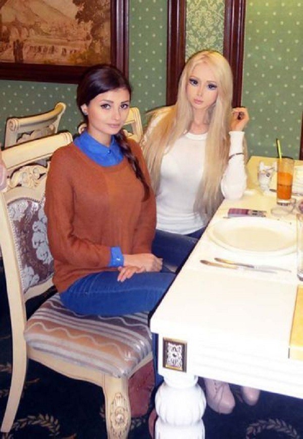 Gặp gia đ&igrave;nh b&uacute;p b&ecirc; sống Valeria Lukyanova 10
